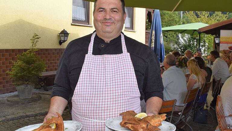 Rudi Kleinlein servierte gebackenen Aischgründer Karpfen. Rudi Kleinlein servierte gebackenen Aischgründer Karpfen.