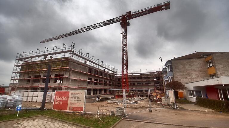 Dunkle Wolken könnten über die Ochsenfurter Main-Klinik aufziehen, sollte sie bei der geplanten Krankenhausreform als Krankenhaus der Grundversorgung eingestuft werden, befürchtet die CSU im Würzburger Kreistag. Das Krankenhaus wird derzeit für 100 Millionen Euro umgebaut.&nbsp;&nbsp;