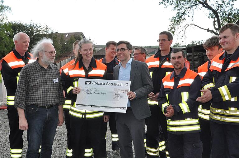 Die Feuerwehr von Bundorf erhielt von Pascal Lang einen Scheck über 3000 Euro für den Kauf einer Drohne.