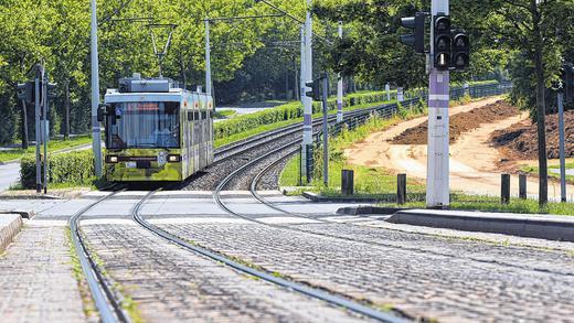 Noch im Fahrplan: Bis Dienstag war am Wiener Ring am Heuchelhof noch die Straßenbahn unterwegs. Seit Mittwoch fahren Busse wegen der Baumaßnahmen. Die Linien 3 und 5 fahren in den Sommerferien nur noch bis zur Haltestelle Dallenbergbad.DANIEL PETER