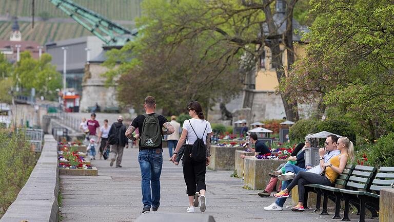 Gerade an der Uferpromenade am Würzburger Mainkai quillen die öffentlichen Abfallbehälter für gewöhnlich über. In Zeiten der Corona-Pandemie ist dies nicht der Fall.