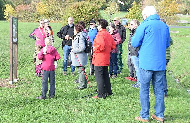 Eine Runde auf dem Atemlehrpfad lässt sich wunderbar mit einer Abkühlung im angrenzenden Kneippbecken ergänzen.