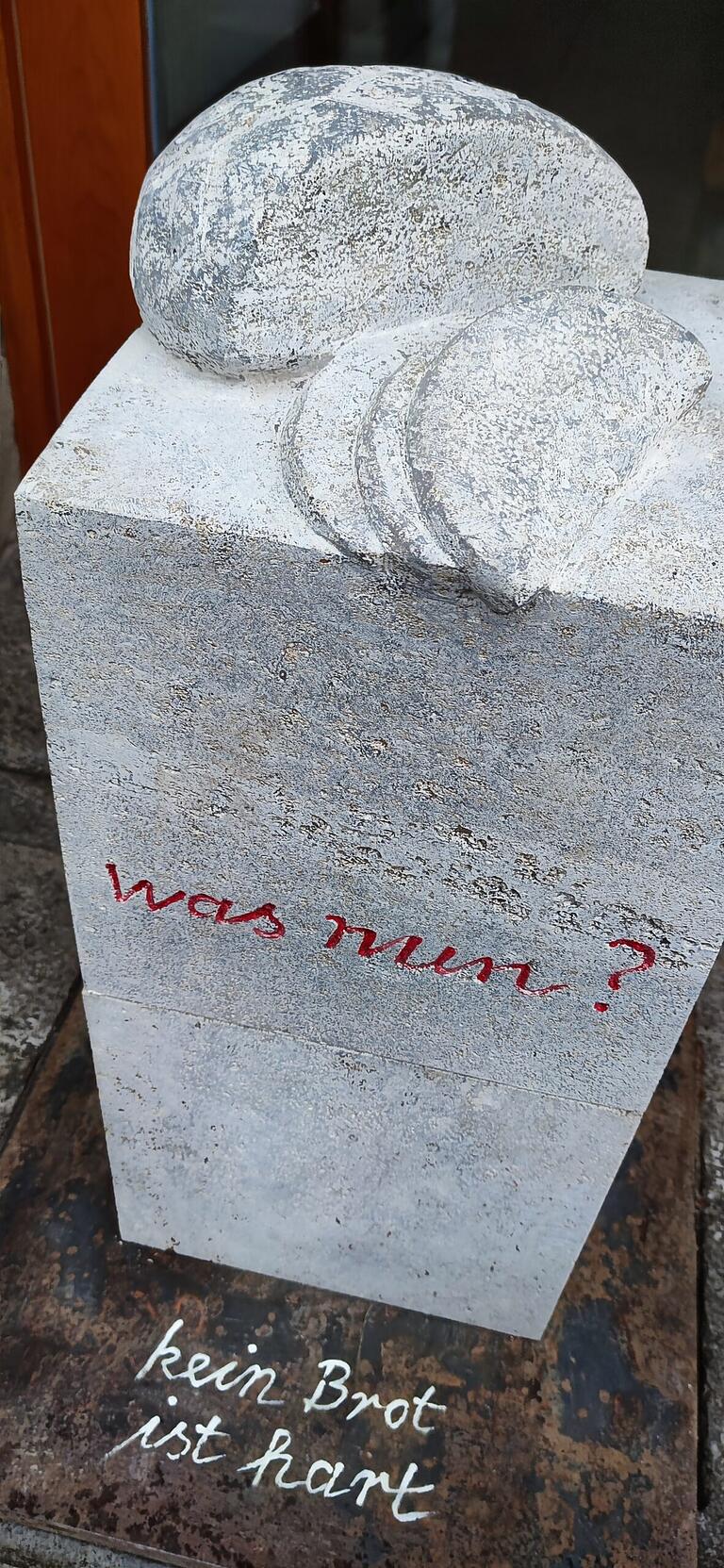 'Was nun?' fragt die Skulptur von Bildhauer Thomas Reuter vor der geschlossenen Bäckerei Fuchs in Winterhausen.