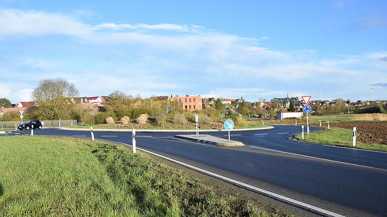 Der Landkreis Main-Spessart hat den Anteil der Gemeinde Steinfeld am Bau des Kreisverkehrs an der Einmündung der von Rohrbach kommenden Kreisstraße MSP 24 in die Staatsstraße 2437 berechnet. Die Kommune hat den Betrag von 159.687 Euro in den aktuellen Haushalt eingestellt. Steinfeld hat eine Zufahrt in das Gewerbegebiet Strüth erstellen lassen.