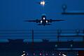 Flugzeuge beim Starten und Landen am Flughafen Hamburg. Wenn es Nacht wird, nehmen die Laserpointer-Attacken auf Piloten zu.