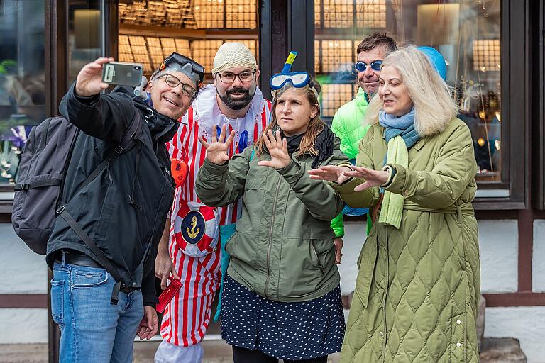 'Das Sandermare soll wieder öffnen', fordern Teilnehmer und Teilnehmer eines Flashmobs auf dem Würzburger Marktplatz am Samstag.&nbsp;