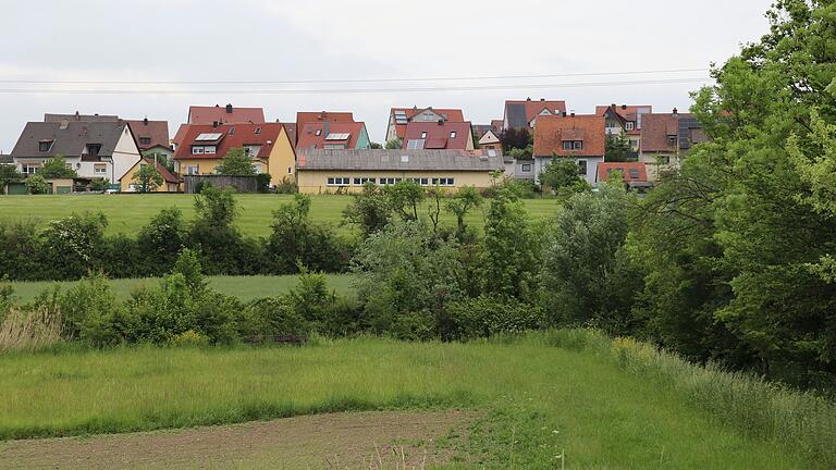 Blick ins Grüne: Auf der Rückseite der Immobilie geht es direkt in die Natur und auf freies Feld. Blick ins Grüne: Auf der Rückseite der Immobilie geht es direkt in die Natur und auf freies Feld.