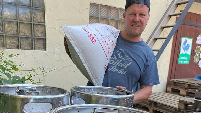 Fässer und Säcke: Das Bierbrauen ist eine auch körperlich anstrengende Arbeit.
