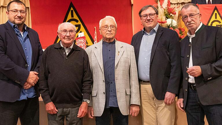 Für 75 Jahre lange Treue zur IG Metall wurden Herrmann Kilian (Koenig & Bauer Würzburg) und Heinz Gernert (früher Huppmann, heute GEA Kitzingen) geehrt. Im Bild von links nach rechts: Norbert Zirnsak, Hermann Kilian, Heinz Gernert, Stefan Rümmer und Jacky Horn. Für 75 Jahre lange Treue zur IG Metall wurden Herrmann Kilian (Koenig & Bauer Würzburg) und Heinz Gernert (früher Huppmann, heute GEA Kitzingen) geehrt. Im Bild von links nach rechts: Norbert Zirnsak, Hermann Kilian, Heinz Gernert, Stefan Rümmer und Jacky Horn.