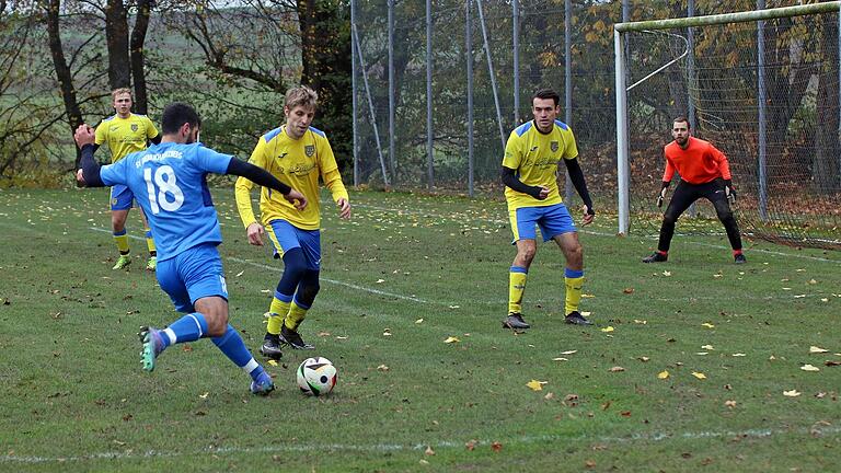 Der TSV Grettstadt II in der gelb-blauen Spielkleidung verteidigte leidenschaftlich gegen den SV, der immer wieder anrannte (hier mit Mohamad Kezaz).