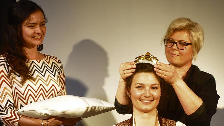 Selina Knies ist neue Weinprinzessin von Untereisenheim. Die ehemalige Weinprinzessin Franziska Heck (links) und ehemalige Fränkische Weinkönigin Julia Stühler (rechts) krönen Selina Knies.