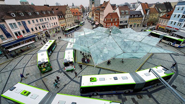 Eine ringförmige Buslinie, die die Stadtteile verbindet, beantragt die CSU-Fraktion. Ein Problem, das für manchmal längere Fahrzeiten sorgt, ist, dass alle Busse in Schweinfurt erst einmal am Busbahnhof am Roßmarkt halten und dann weiterfahren. Eine ringförmige Buslinie, die die Stadtteile verbindet, beantragt die CSU-Fraktion. Ein Problem, das für manchmal längere Fahrzeiten sorgt, ist, dass alle Busse in Schweinfurt erst einmal am Busbahnhof am Roßmarkt halten und dann weiterfahren.