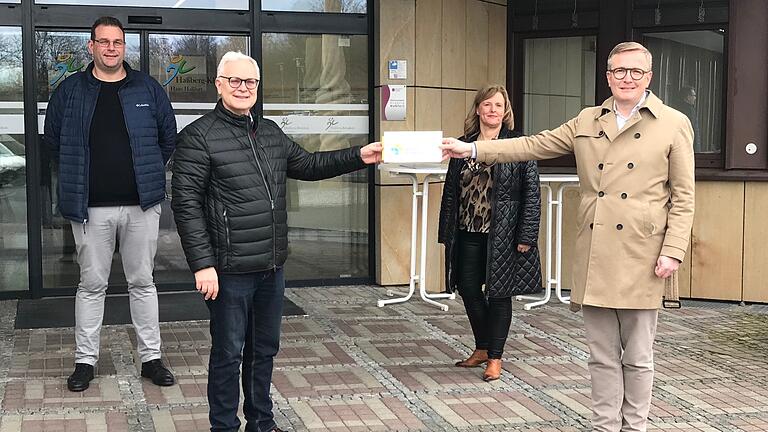 Freude herrschte bei der Übergabe der Plakette von  „Wir für Gesundheit“-Geschäftsführer Silvio Rahr sowie Regionalleiterin Mandy Leonhardt-Meyer an Kliniken-Vorstand Wilfried Neubauer und Personalleiter Thomas Finzel (von links).
