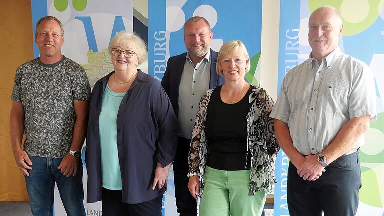 Landrat Thomas Eberth (Mitte) bedankte sich bei Jubilarin Ursula Lindner (Zweite von rechts) und Jubilar Jürgen Fischer (rechts) sowie bei Karl Fersch (links) und Sonja Heinrich (Zweite von links), die beide ihren Ruhestand antraten, für den engagierten Einsatz für den Landkreis Würzburg.