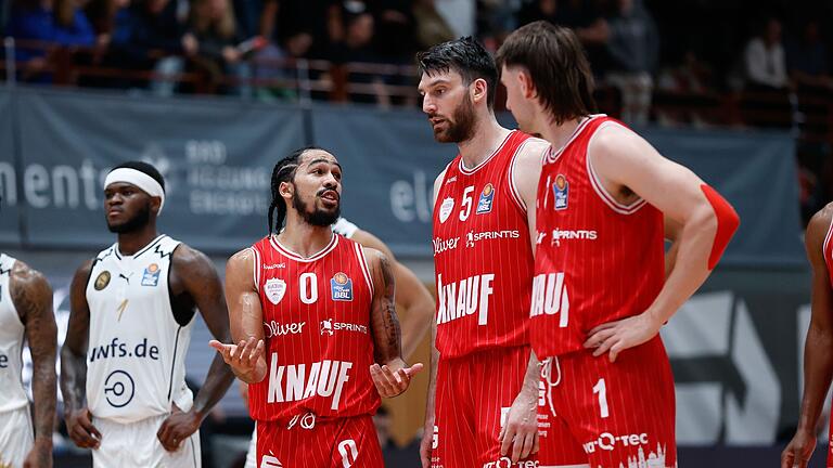 Würzburgs Otis Livingston II (links vorne) im Gespräch mit seinen Teamkollegen Owen Klassen (Zweiter von rechts) und Zachary Seljaas (rechts). Würzburgs Otis Livingston II (links vorne) im Gespräch mit seinen Teamkollegen Owen Klassen (Zweiter von rechts) und Zachary Seljaas (rechts).