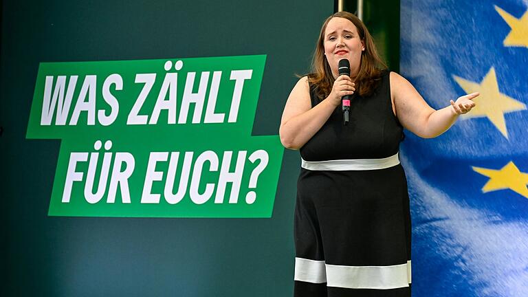 Die Grünen-Bundesvorsitzende Ricarda Lang stimmte ihre Parteifreundinnen und -freunde am Montagabend in Würzburg auf den Wahlkampf ein. Die Grünen-Bundesvorsitzende Ricarda Lang stimmte ihre Parteifreundinnen und -freunde am Montagabend in Würzburg auf den Wahlkampf ein.