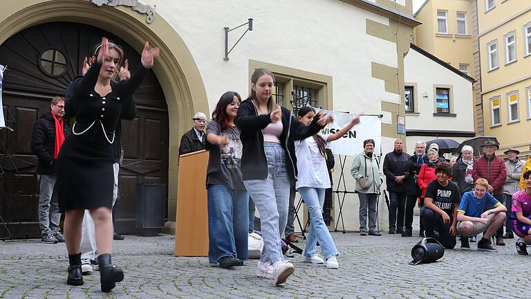 Jugendliche der Kitzinger Paul-Eber-Schule warben mit einem Ausschnitt aus ihrem Theaterstück für Toleranz.