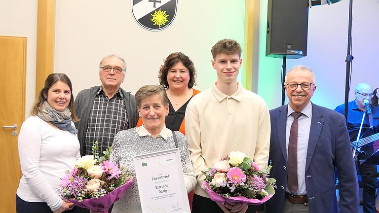 Elfriede Dätig (vorne links) und Julius Wirsing (vorne rechts) haben allen Grund, sich ehren zu lassen. Erste Bürgermeisterin Katja Habersack (hinten Mitte) und Zweite Bürgermeisterin Lena Böhm (links) honorierten sowohl jahrzehntelanges Engagemen...       -  Elfriede Dätig (vorne links) und Julius Wirsing (vorne rechts) haben allen Grund, sich ehren zu lassen. Erste Bürgermeisterin Katja Habersack (hinten Mitte) und Zweite Bürgermeisterin Lena Böhm (links) honorierten sowohl jahrzehntelanges Engagement als auch herausragende Leistungen. Karl Dätig (hinten, 2.v.l.) und stellvertretender Landrat Emil Müller (rechs) feierten mit.