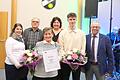 Elfriede Dätig (vorne links) und Julius Wirsing (vorne rechts) haben allen Grund, sich ehren zu lassen. Erste Bürgermeisterin Katja Habersack (hinten Mitte) und Zweite Bürgermeisterin Lena Böhm (links) honorierten sowohl jahrzehntelanges Engagemen...       -  Elfriede Dätig (vorne links) und Julius Wirsing (vorne rechts) haben allen Grund, sich ehren zu lassen. Erste Bürgermeisterin Katja Habersack (hinten Mitte) und Zweite Bürgermeisterin Lena Böhm (links) honorierten sowohl jahrzehntelanges Engagement als auch herausragende Leistungen. Karl Dätig (hinten, 2.v.l.) und stellvertretender Landrat Emil Müller (rechs) feierten mit.