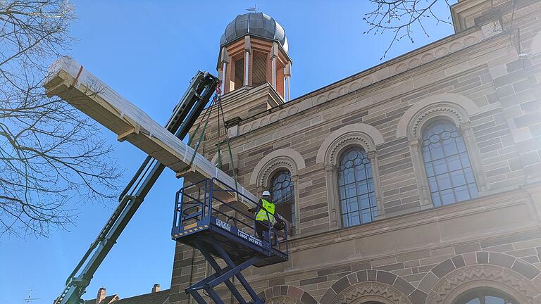 Mit Hilfe eines Krans wurde die neue Leinwand durch ein Fenster im oberen Stockwerk in den Veranstaltungssaal der Alten Synagoge gebracht. Mit Hilfe eines Krans wurde die neue Leinwand durch ein Fenster im oberen Stockwerk in den Veranstaltungssaal der Alten Synagoge gebracht.