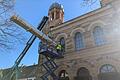Mit Hilfe eines Krans wurde die neue Leinwand durch ein Fenster im oberen Stockwerk in den Veranstaltungssaal der Alten Synagoge gebracht.