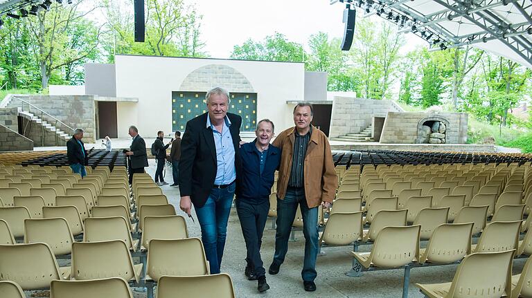 Der kleine Hobbit: Pippin-Darsteller Billy Boyd mit den beiden Vorsitzenden des Sömmersdorfer Passionsspielvereins, Norbert Mergenthal (links) und Robert König (rechts). Der kleine Hobbit: Pippin-Darsteller Billy Boyd mit den beiden Vorsitzenden des Sömmersdorfer Passionsspielvereins, Norbert Mergenthal (links) und Robert König (rechts).