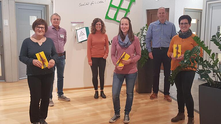 Ehrungen bei Fensterbau Ziegler: Monika Schubert, Burkard Ziegler, Anna-Laura Ziegler, Laura Schäflein, Stefan Dotzel und Anita Bauer (von links).