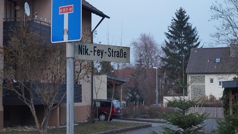 Die Nikolaus-Fey-Straße in Haßfurt: Wie in vielen anderen Orten in Unterfranken geht es auch hier um die Frage, ob die Straße einen neuen Namen bekommen soll.