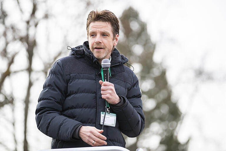 Thomas Höhn im Februar diesen Jahres beim Protest gegen die Werkschließung von Schaeffler in Eltmann. Die Schließung konnte zwar nicht verhindert werden, aber es wurde erreicht, dass die Arbeitsplätze nicht ins Ausland, sondern nach Schweinfurt verlagert werden.