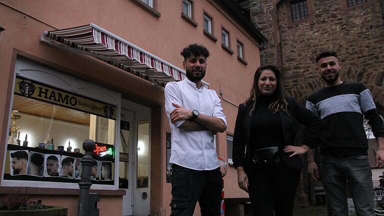 Barbershop statt Döner am Mühltorturm: (von links) Mohammad 'Hamo' Almahmud, Friseurmeisterin Stella Zournatzi und Hazni Almahmud.