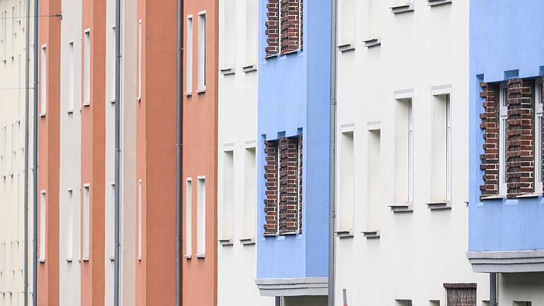 Wohnungen.jpeg       -  Blick auf Mehrfamilienhäuser in der Innenstadt. Bei Schimmel, einem Wasserschaden oder Baulärm ist unter bestimmten Voraussetzungen eine Mietminderung möglich.