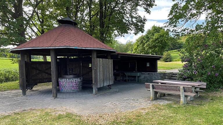 Hier bekommt man was für sein Geld: An der Bischofsheimer Grillhütte wird eine Benutzungsgebühr fällig, dafür gibt es aber auch eine umfangreiche Ausstattung.