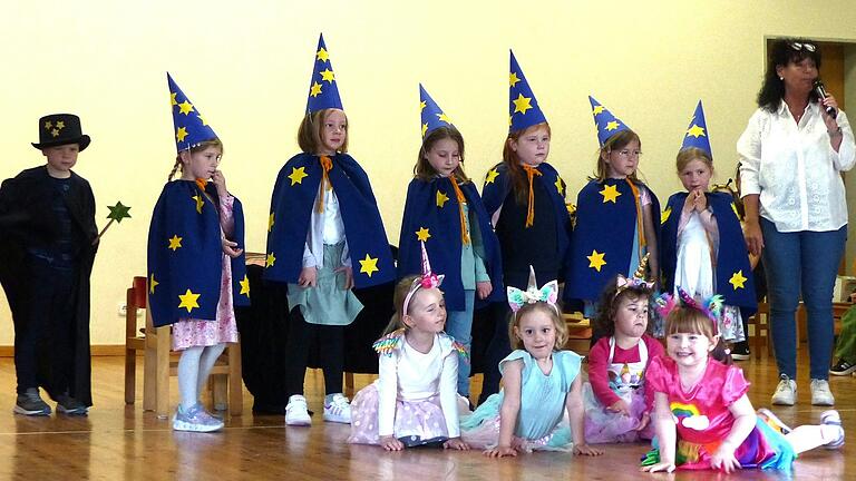 Das Bild zeigt einige Kinder beim zauberhaften Sommerfest.