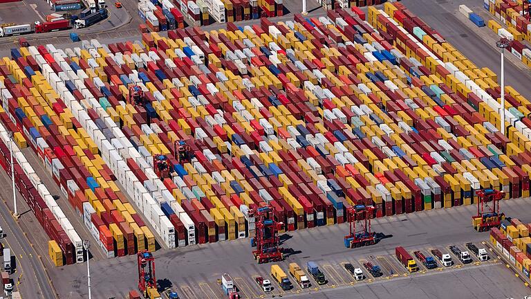 Containerterminal im Hafen Hamburg.jpeg       -  Für die deutsche Wirtschaft erwarten Volkswirte keinen kräftigen Aufschwung im Gesamtjahr.