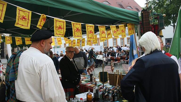 Mitglieder des 'Clan McEL' gaben an ihrem Stand Kostproben von schottischem Whiskey.