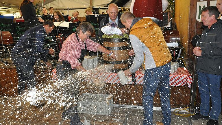 Dritte Bürgermeisterin Julitta Ott (zweite von links) sorgte für eine Bierdusche. Mit dabei:&nbsp; Bernd Werner (hinten) vom Spielmannszug Hofheim und Braumeister Michael Raab (zweiter von rechts).