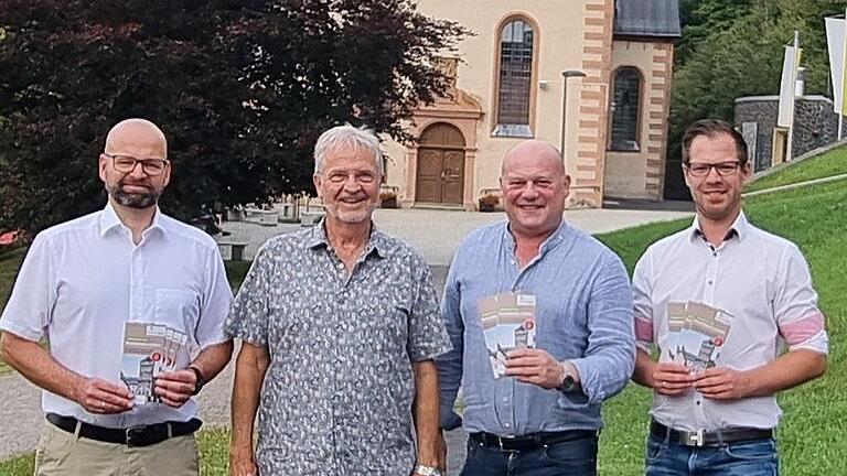 Die Mitglieder des Stiftungsrates, Bürgermeister Georg Seiffert (Zweiter von Rechts), Stadtrat Roland Mai (links) und Kämmerer Daniel Manger (rechts) bedankten sich bei einer kühlen Maß Kreuzbergbier für die große Unterstützung bei Leander Mölter.