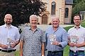 Die Mitglieder des Stiftungsrates, Bürgermeister Georg Seiffert (Zweiter von Rechts), Stadtrat Roland Mai (links) und Kämmerer Daniel Manger (rechts) bedankten sich bei einer kühlen Maß Kreuzbergbier für die große Unterstützung bei Leander Mölter.