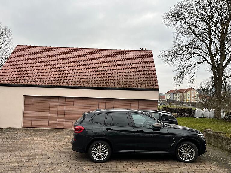 In der Eußenheimer Straße 1 steht das Pendant zum jetzt abgerissenen Haus. Mit einem ähnlichen Steinmosaik wie hier wäre der Garagenanbau in der Eußenheimer Straße 3 verkleidet worden.