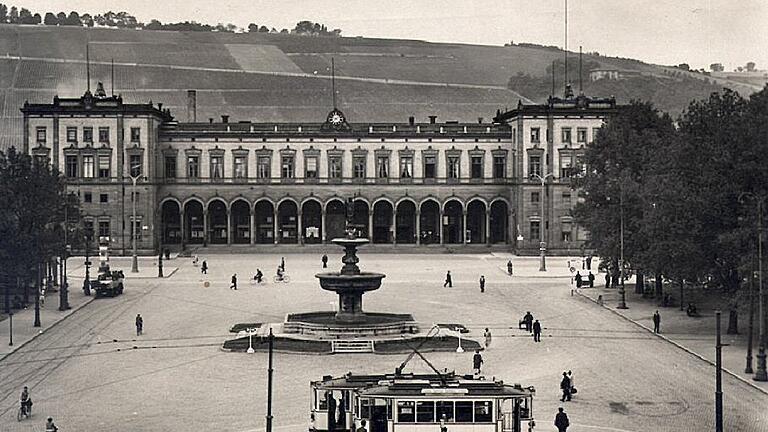 Hauptbahnhof       -  Der Hauptbahnhof vor dem Krieg mit befestigtem Vorplatz und Kiliansbrunnen.