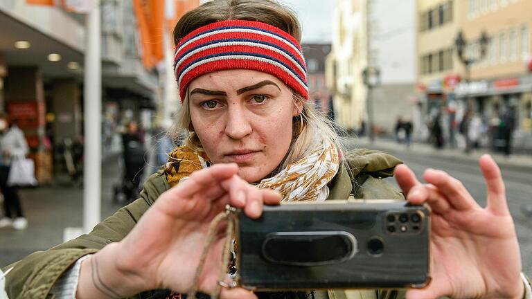 Die Würzburger Bloggerin Antonia Luther dokumentiert 'Querdenker'-Demos auf Twitter. Am Montagabend wurde sie in der Domstraße angegriffen.