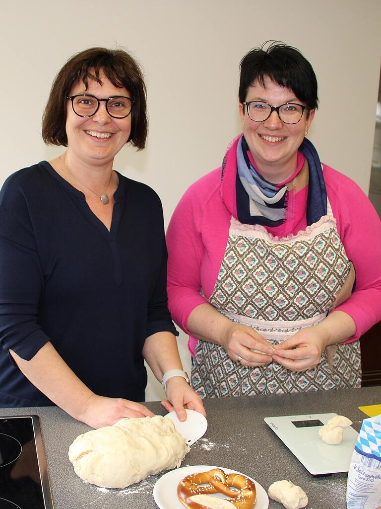 Steffi Fehd und Martina Hümmer aus Altenschönbach beim Brezelbacken.