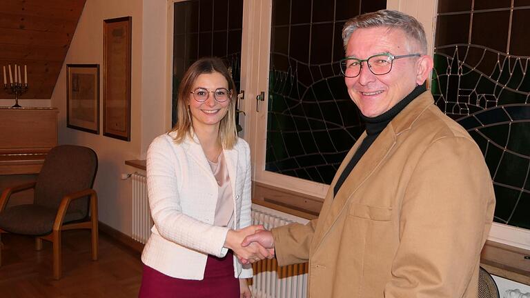 Elisabeth Goger ist als neue Gemeinderätin der Liste CSU/Freie Sander Wähler von Bürgermeister Jörg Kümmel vereidigt worden. Elisabeth Goger ist als neue Gemeinderätin der Liste CSU/Freie Sander Wähler von Bürgermeister Jörg Kümmel vereidigt worden.