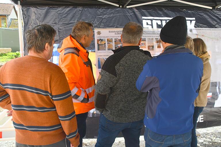 Über die verschiedenen Bauphasen gab es jede Menge Infos am Stand von 'Burger Bau'. Ebenso an den Ständen des Wasserwirtschaftsamt und des Planerbüros Alka. Über die verschiedenen Bauphasen gab es jede Menge Infos am Stand von 'Burger Bau'. Ebenso an den Ständen des Wasserwirtschaftsamt und des Planerbüros Alka.