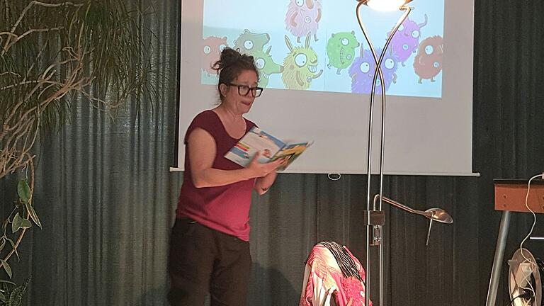 Simone Veenstra las in der Stadtbibliothek. Simone Veenstra las in der Stadtbibliothek.