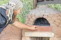 Aus Lehmkugeln gebaut: ein Pizzaofen, luftgetrocknet.