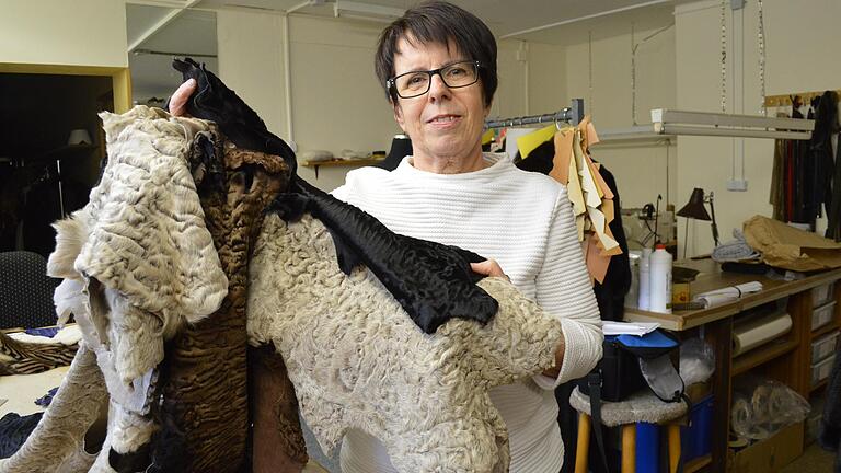 Da ist Kreativität gefragt: Elfriede Kiesel arbeitet in ihrem Fachbetrieb in Rottershausen gern auch mit Persianer-Fellen.