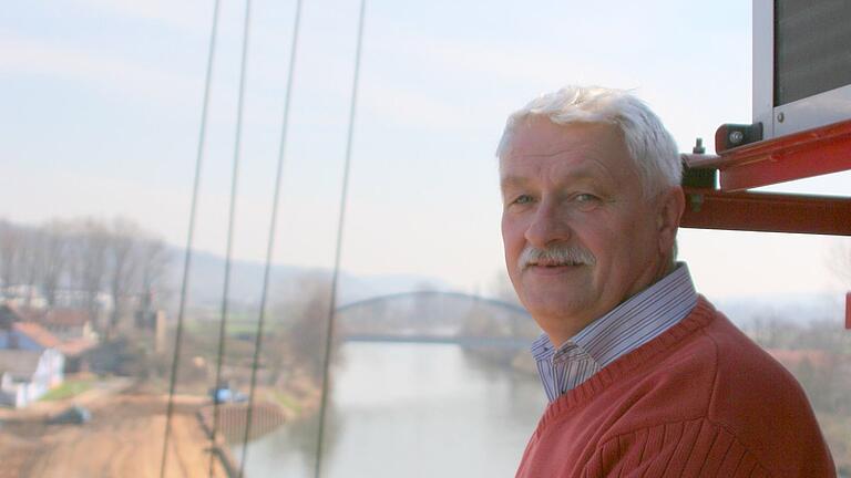 Günther Bier war nicht nur Chef der Zeiler Stadtwerke, sondern auch Hafenmeister. Das Bild zeigt ihn beim Ausbau der Zeiler Mainlände im Jahr 2007. Günther Bier war nicht nur Chef der Zeiler Stadtwerke, sondern auch Hafenmeister. Das Bild zeigt ihn beim Ausbau der Zeiler Mainlände im Jahr 2007.
