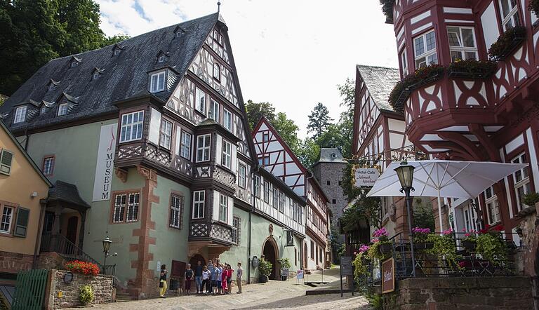 Einfach mal anhalten und schauen – zum Beispiel am alten Marktplatz (Schnatterloch) in Miltenberg.