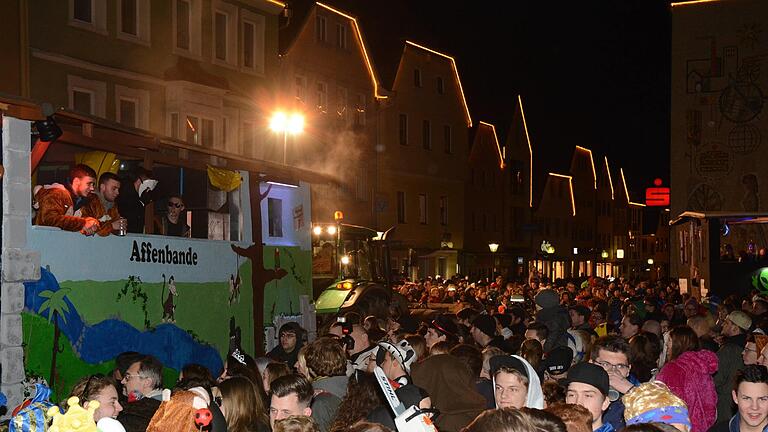 Bilder wie dieses gehören in Bad Neustadt nun der Vergangenheit an: Die Neuschter Karnevalsgesellschaft (Nes-Ka-Ge) veranstaltet keinen Nachtumzug mehr. Nun stellte sie ihr neues Faschingskonzept vor. Bilder wie dieses gehören in Bad Neustadt nun der Vergangenheit an: Die Neuschter Karnevalsgesellschaft (Nes-Ka-Ge) veranstaltet keinen Nachtumzug mehr. Nun stellte sie ihr neues Faschingskonzept vor.